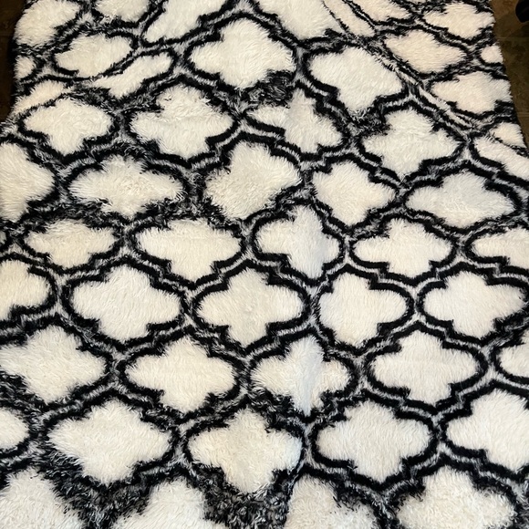 Area rug 6 ft black and white.. new item - Picture 8 of 12
